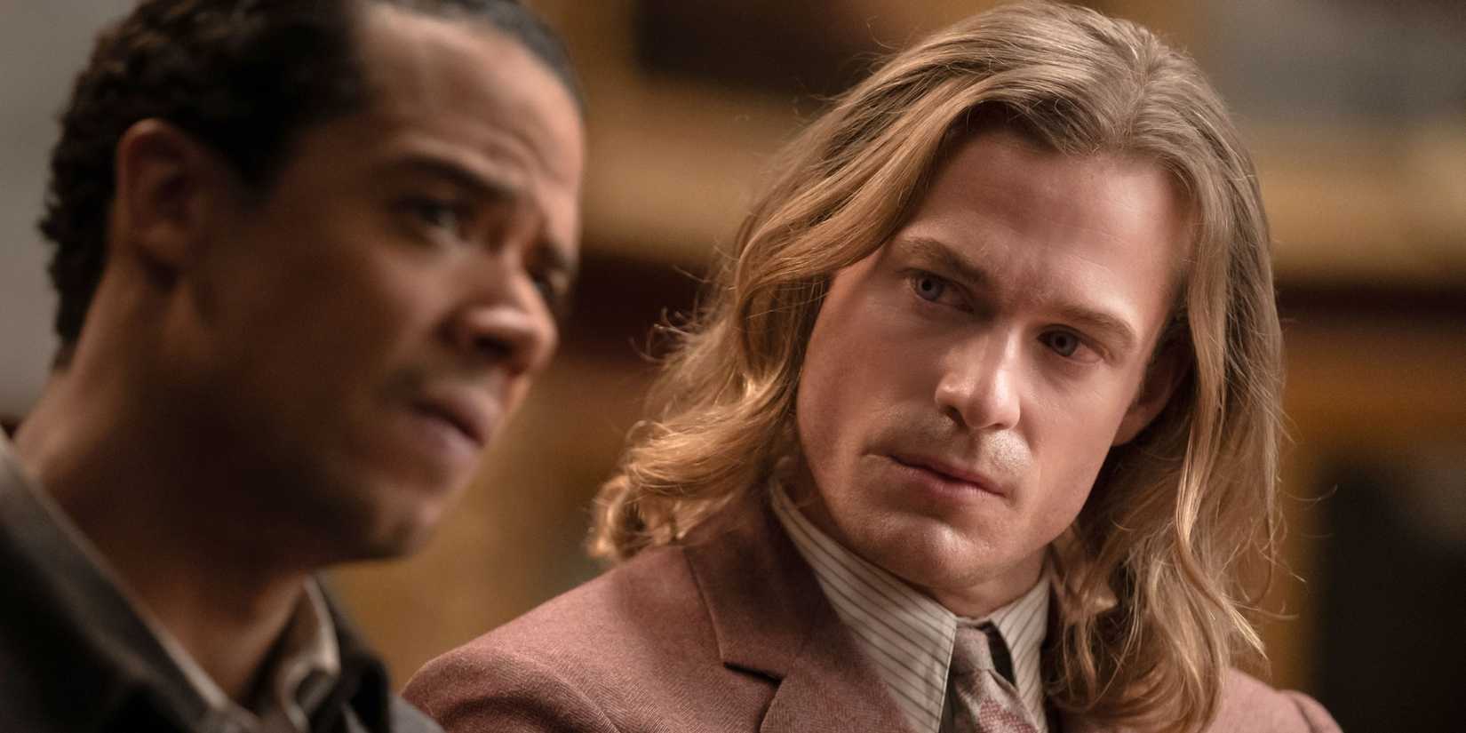 Lestat olhando para Louis em Interview with the Vampire temporada 2, episódio 4