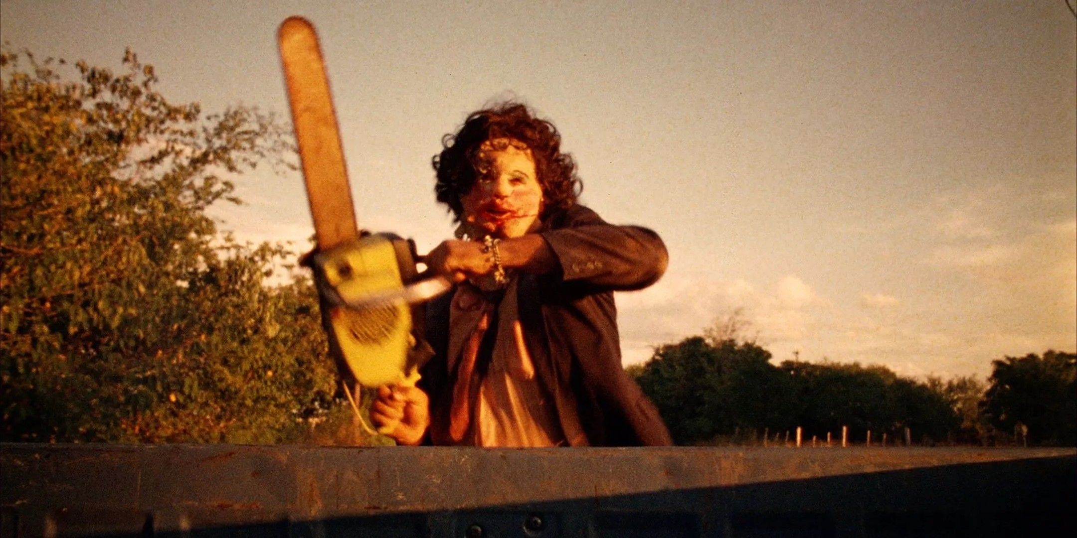 Leatherface em uma cena de ataque de The Texas Chainsaw Massacre