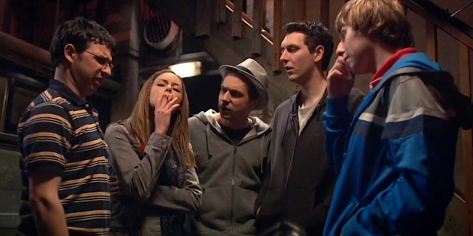 Os rapazes fumando em The Inbetweeners.