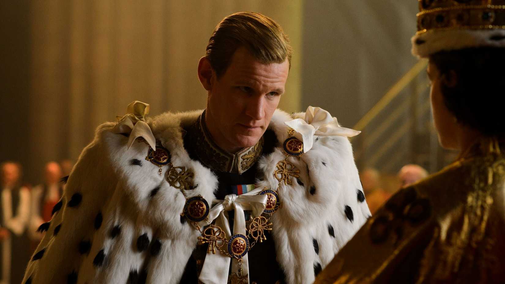 Príncipe Philip (Matt Smith) em uma grande capa em uma cerimônia em The Crown.