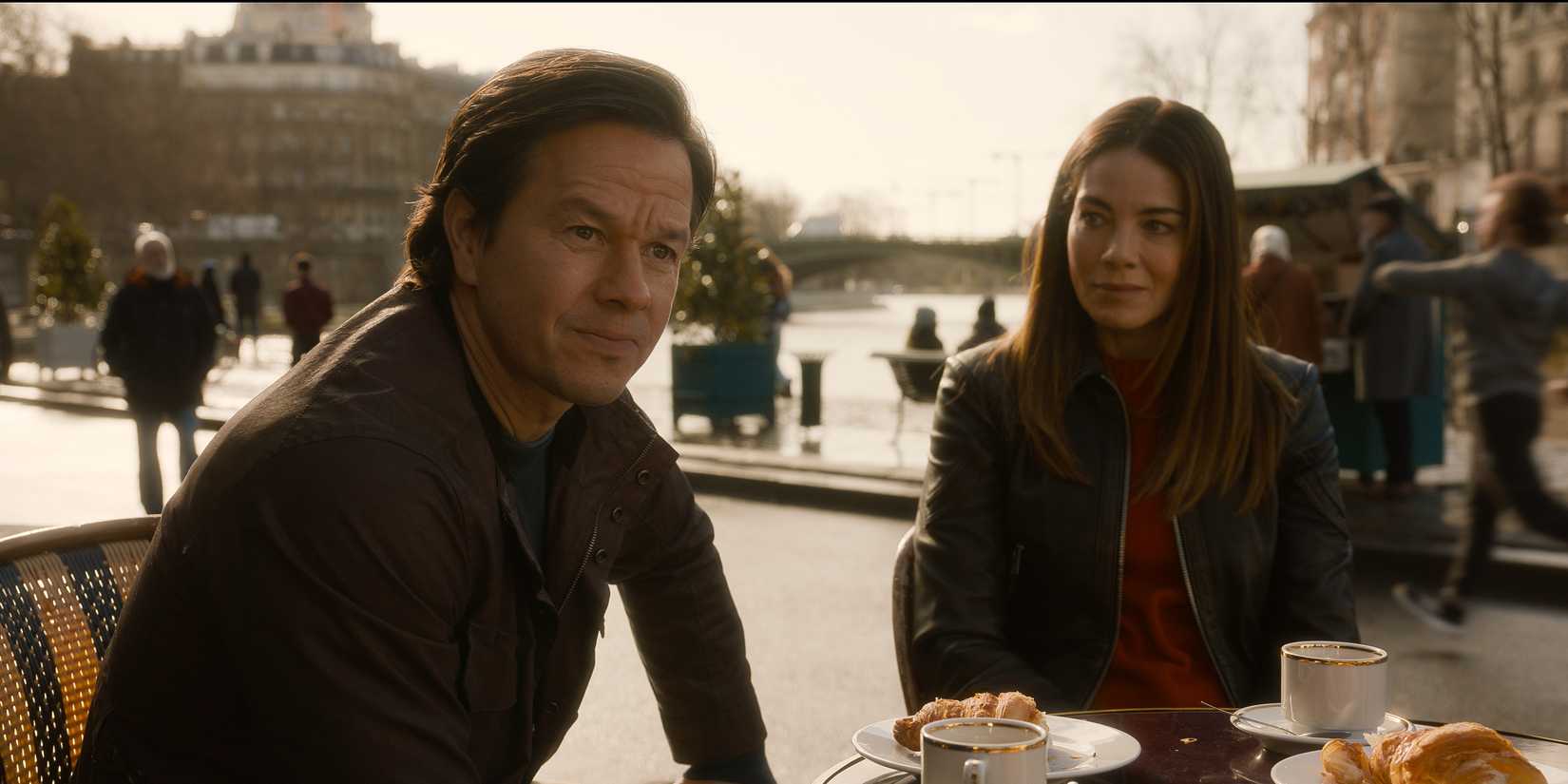 Mark Wahlberg e Michelle Monaghan em cena de The Family Plan 2