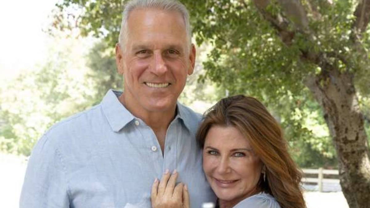 The Golden Bachelor's Mel Owens and Cindy Cullers Posing Outside