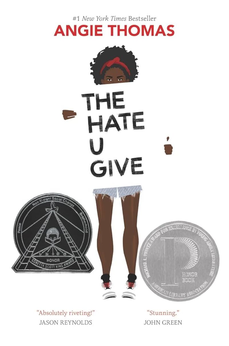 Copertina di The Hate U Give con una ragazza nera che tiene un cartello con il titolo