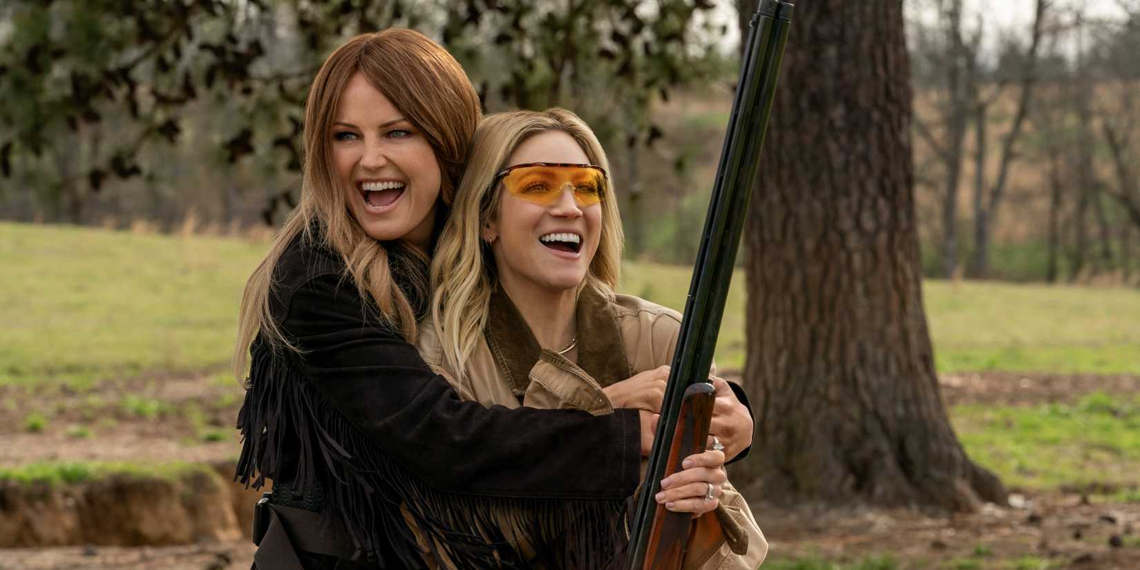 Sophie e Margo rindo em The Hunting Wives