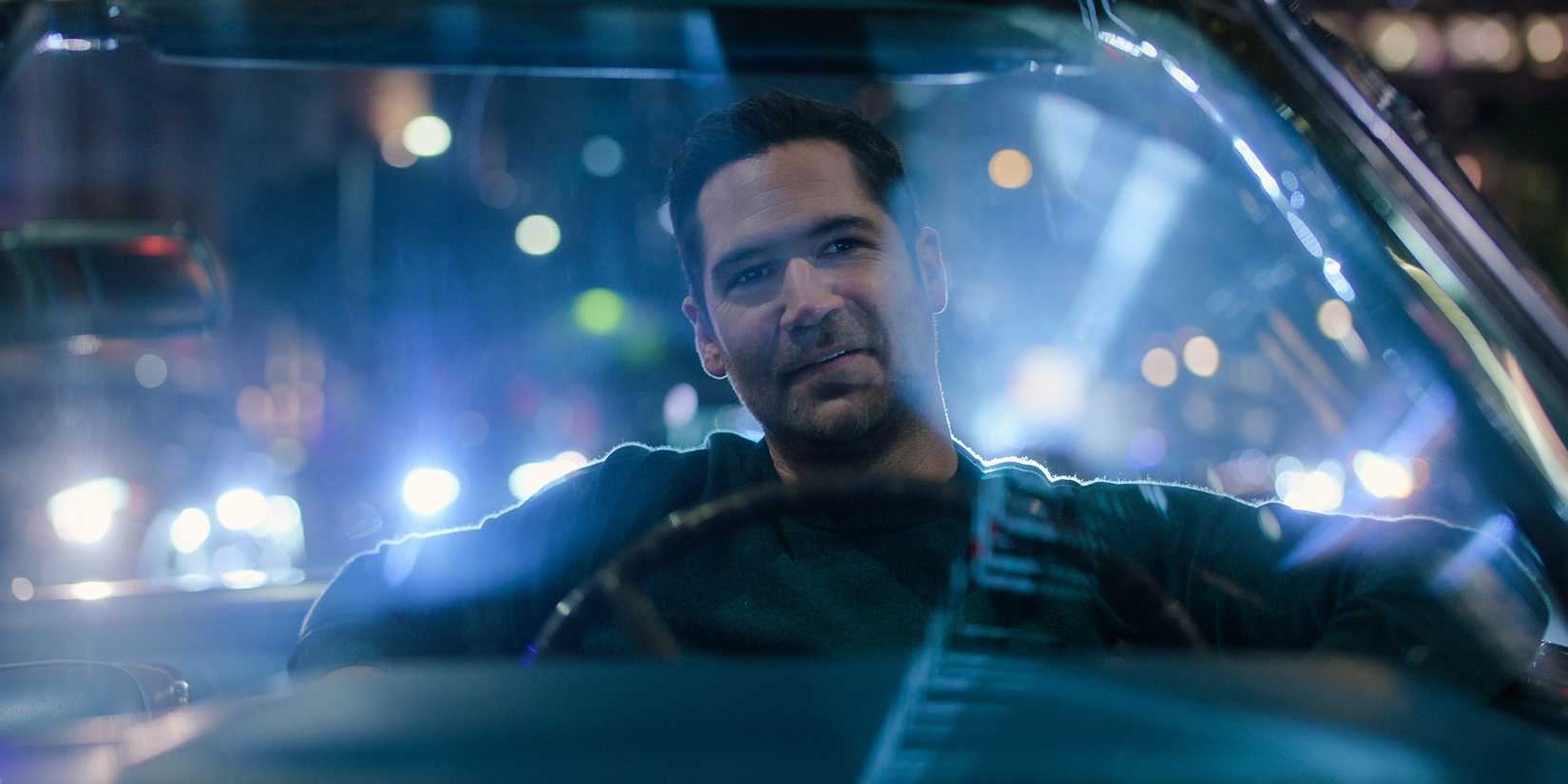 Manuel Garcia-Rulfo as Mickey Haller driving his Lincoln in The Lincoln Lawyer