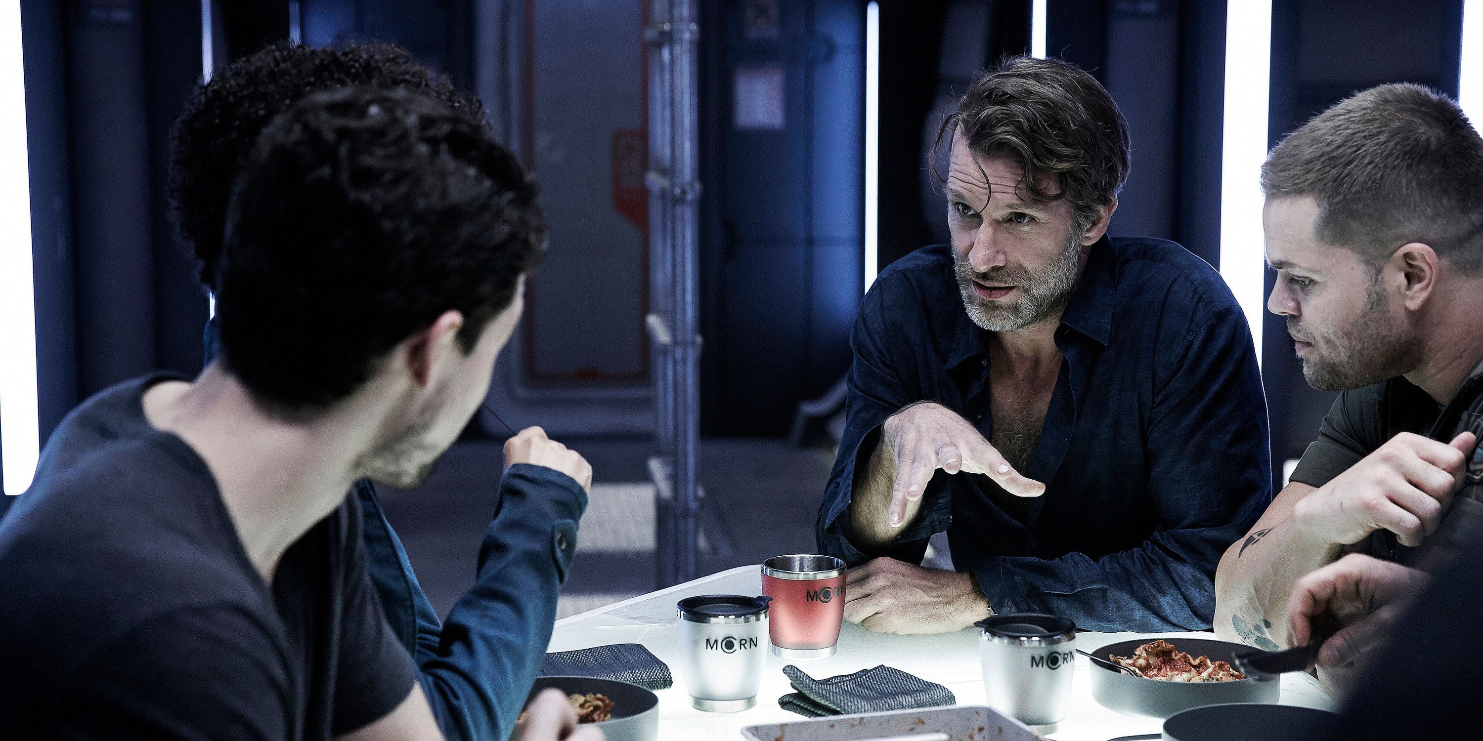 A tripulação da Rocinante da série The Expanse compartilhando um momento de união durante um jantar.