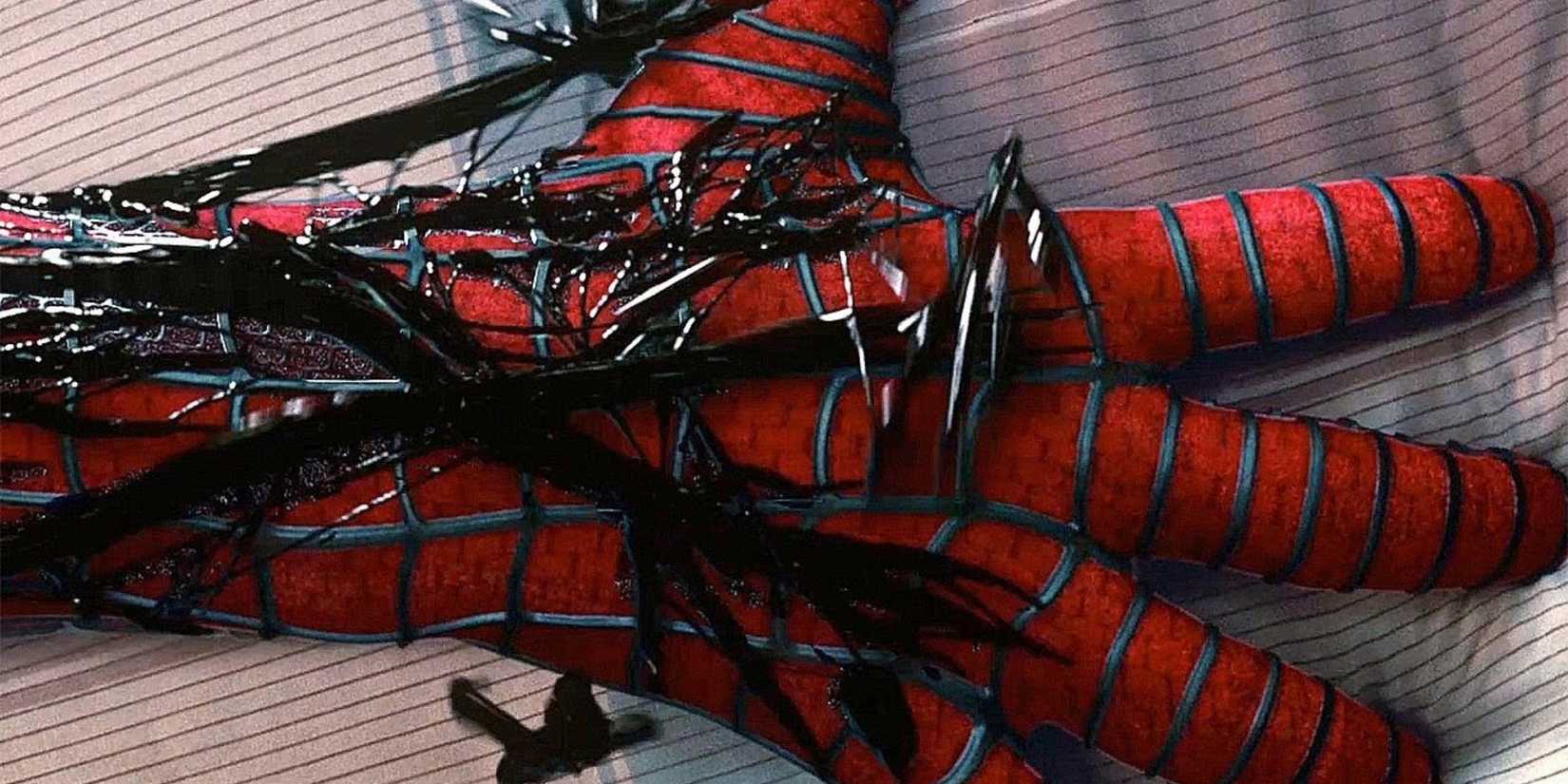 O Simbionte rastejando pela mão do Homem-Aranha em Spider-Man 3