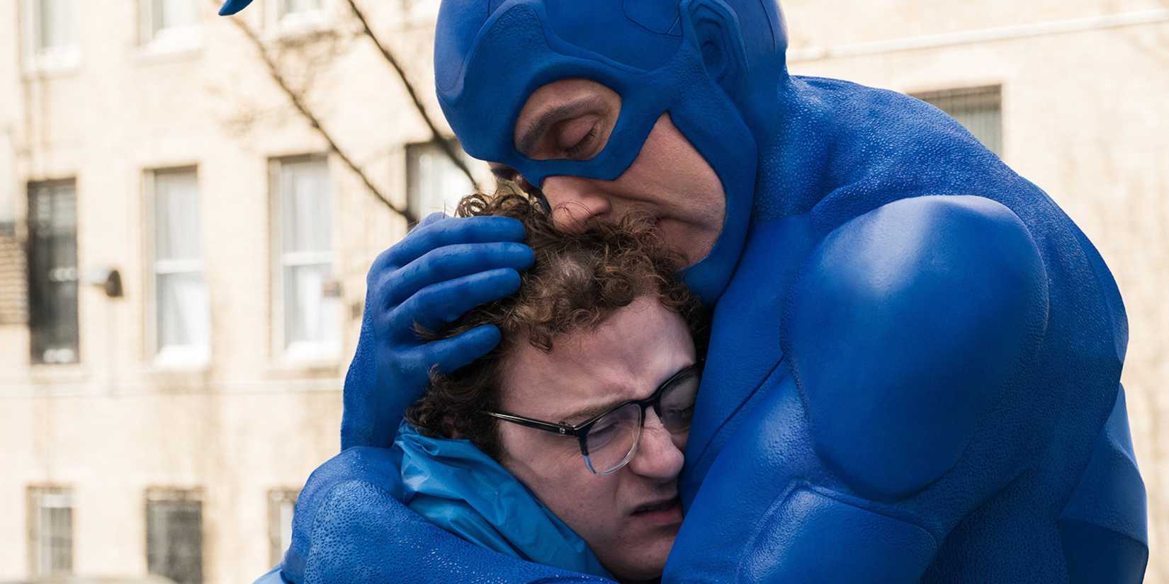 The Tick abraçando Arthur na série da Amazon Prime Video