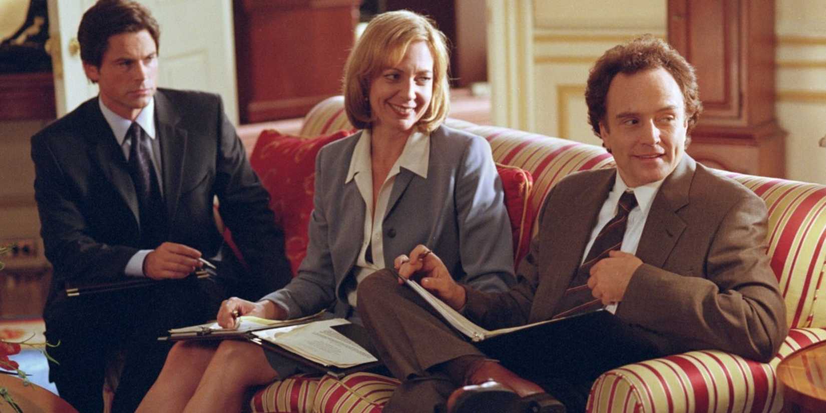 Sam, C.J. e Josh sentados juntos em The West Wing