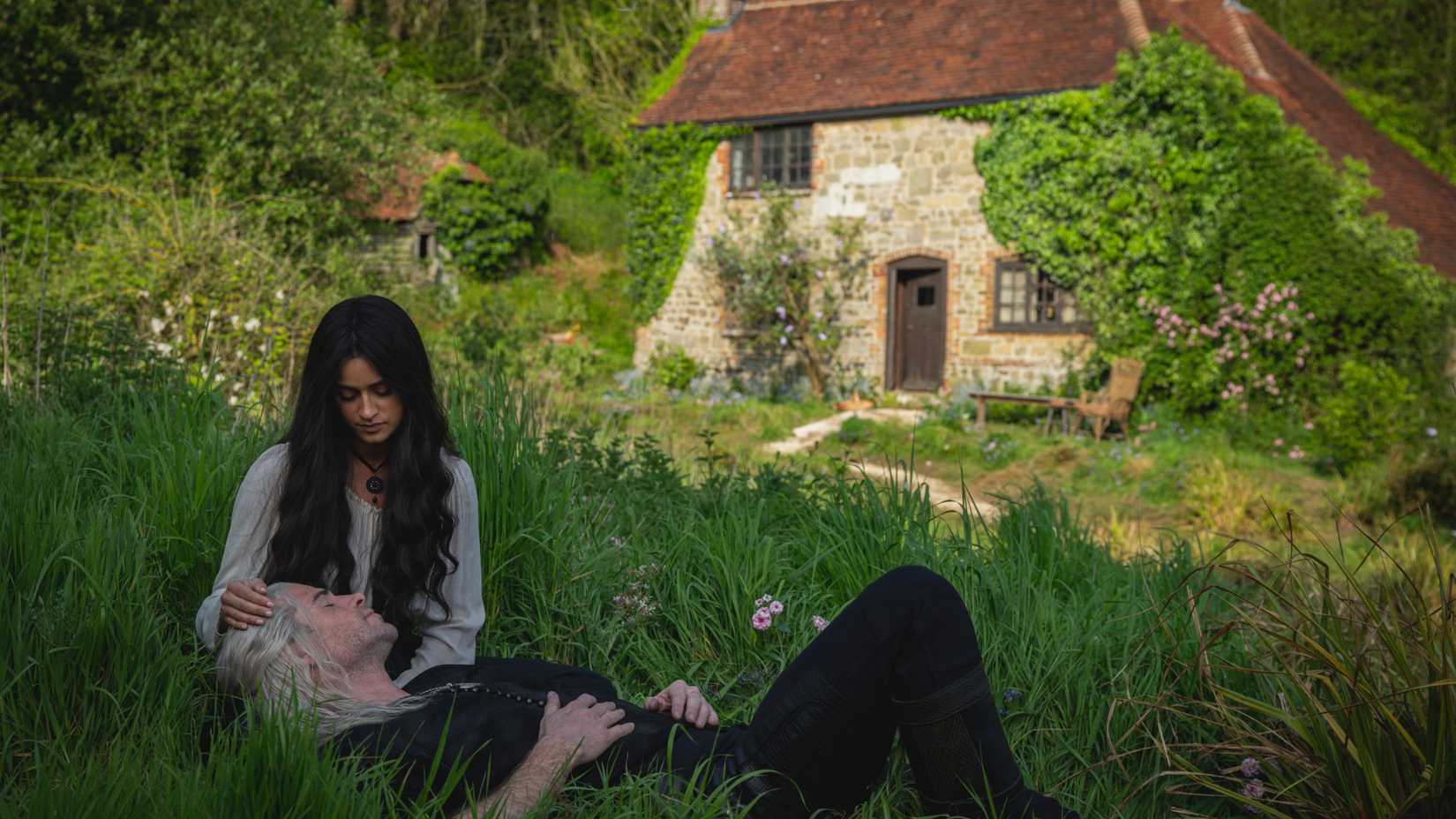 Yennefer (Anya Chalotra) e Geralt (Liam Hemsworth) em The Witcher temporada 4