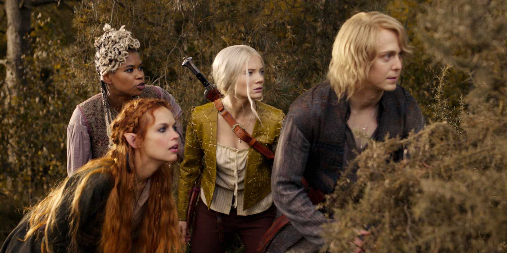 Ciri e outros personagens olhando atentamente para algo em The Witcher temporada 4