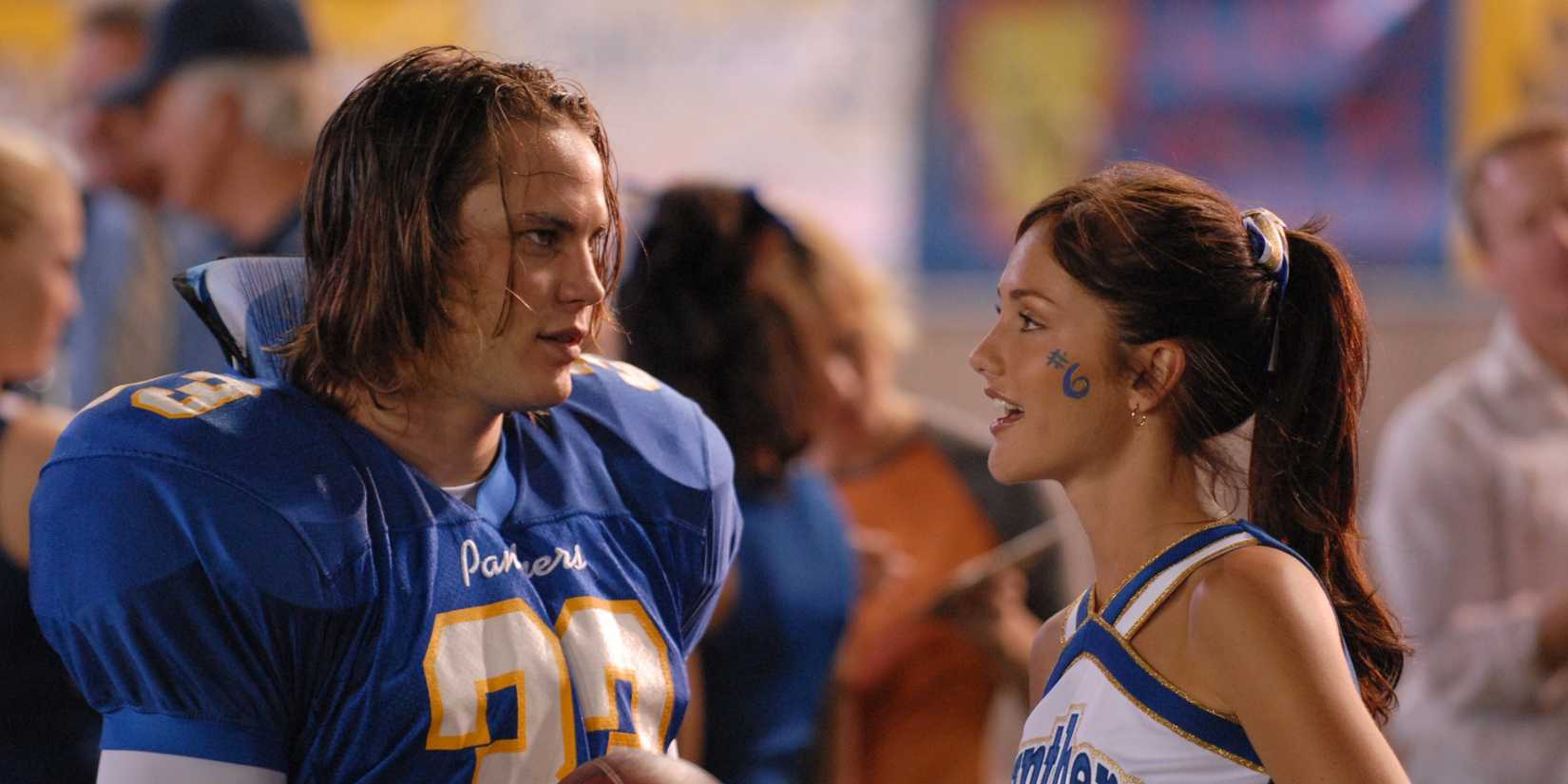 Tim Riggins (Taylor Kitsch) conversando com Lyla Garrity (Minka Kelly) em Friday Night Lights