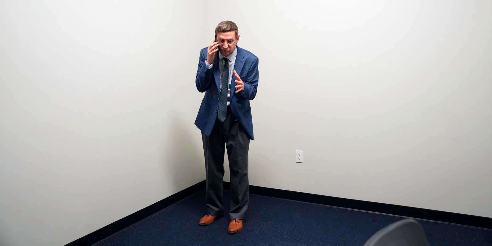 Tim Robinson em cena de The Chair Company