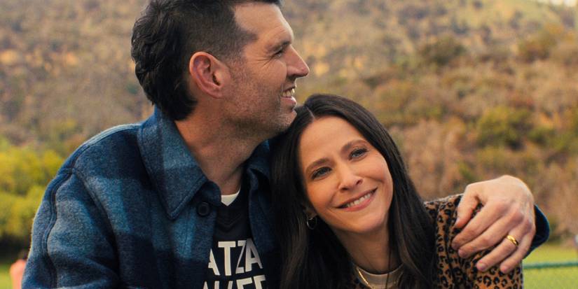 Timothy Simons e Jackie Tohn em abraço em parque na 2ª temporada de Nobody Wants This