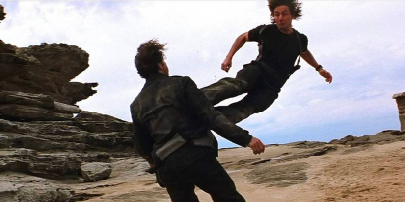 Ethan Hunt dá um chute voador em Sean Ambrose em Missão: Impossível 2