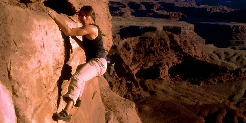 Tom Cruise escalando livremente em Missão: Impossível 2