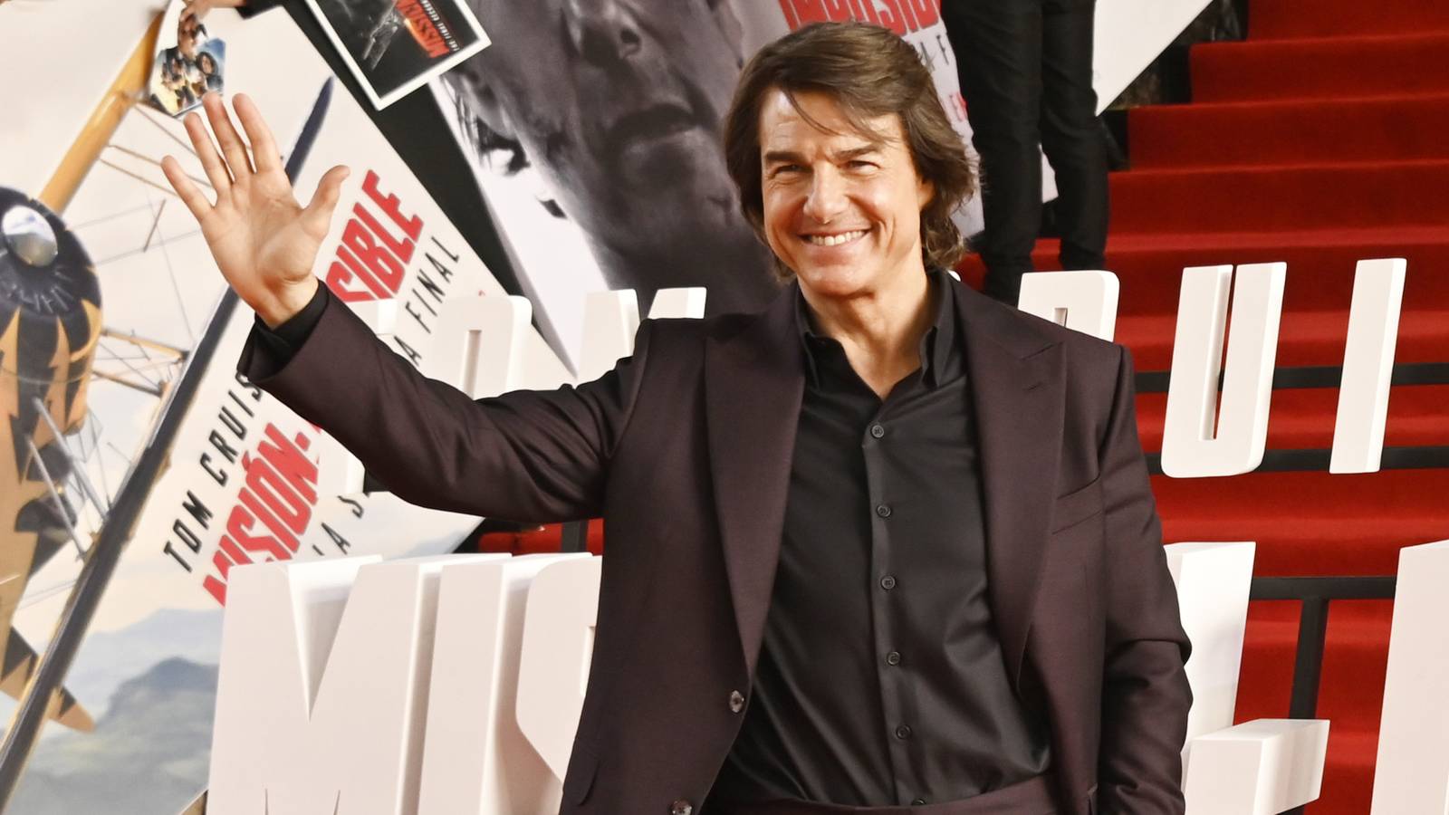 Tom Cruise waves to the crowd