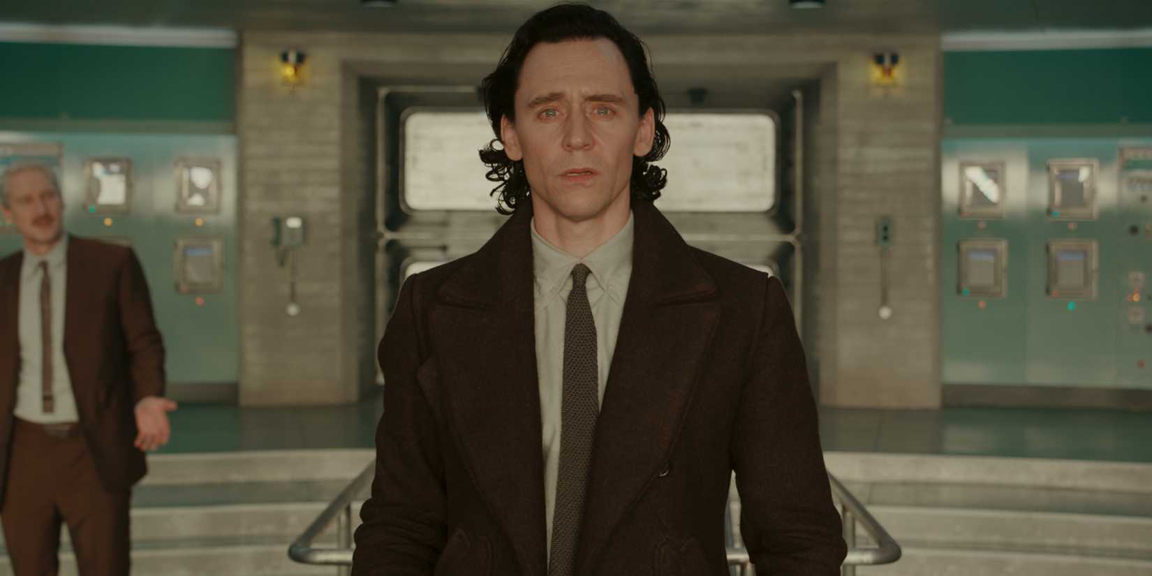 Tom Hiddleston com expressão triste em Loki