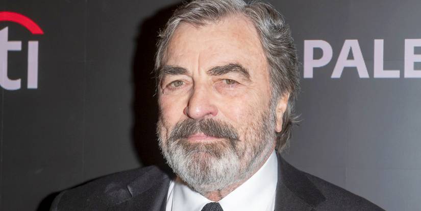 Tom Selleck apresentando a nova série documental.