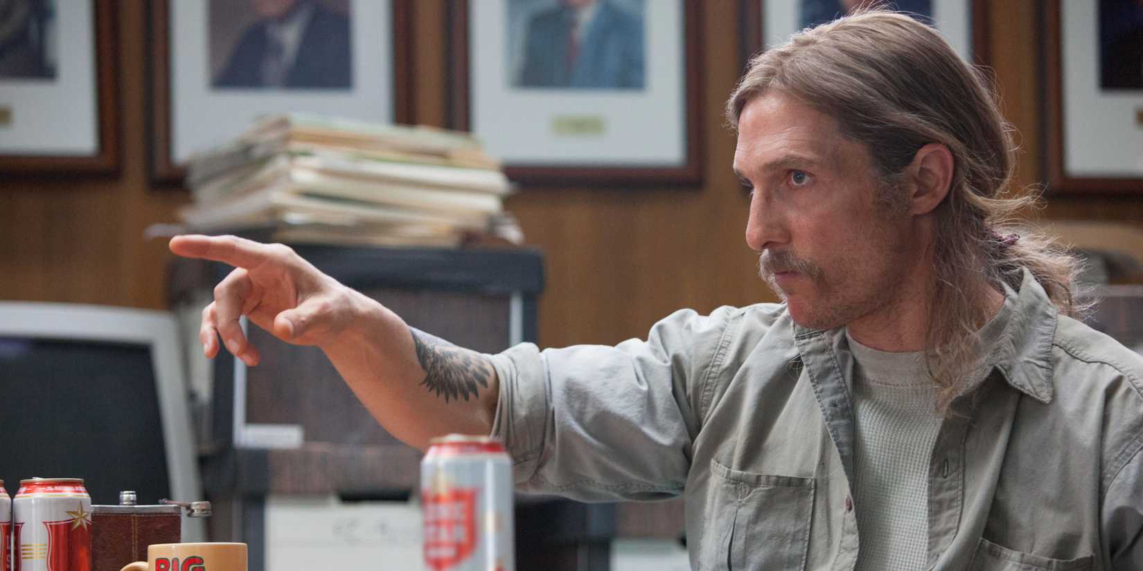 Rust (Matthew McConaughey) zeigt in True Detective auf etwas im Polizeirevier.