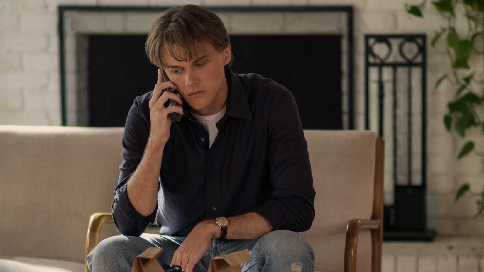 Christopher Briney como Conrad Fisher na 3ª temporada de The Summer I Turned Pretty.