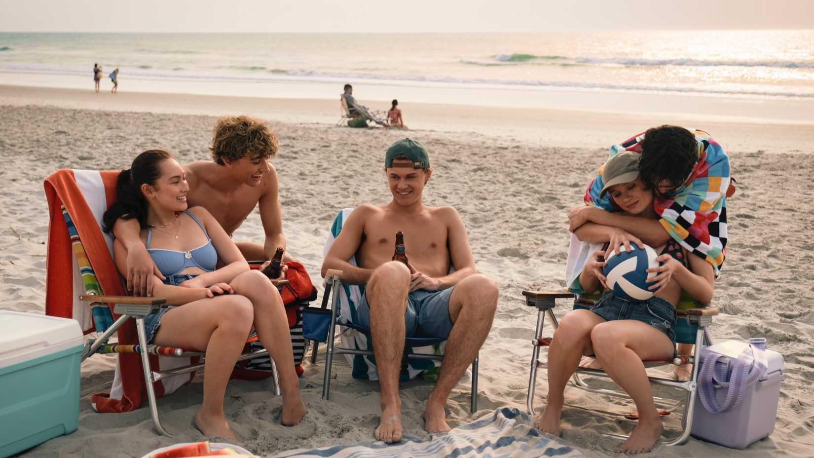 O elenco de The Summer I Turned Pretty reunido na praia de Cousins.