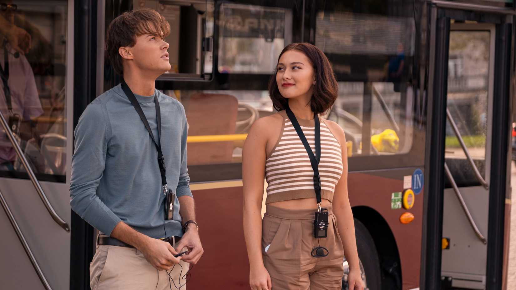 Belly mostrando Paris a Conrad na 3ª temporada de The Summer I Turned Pretty.