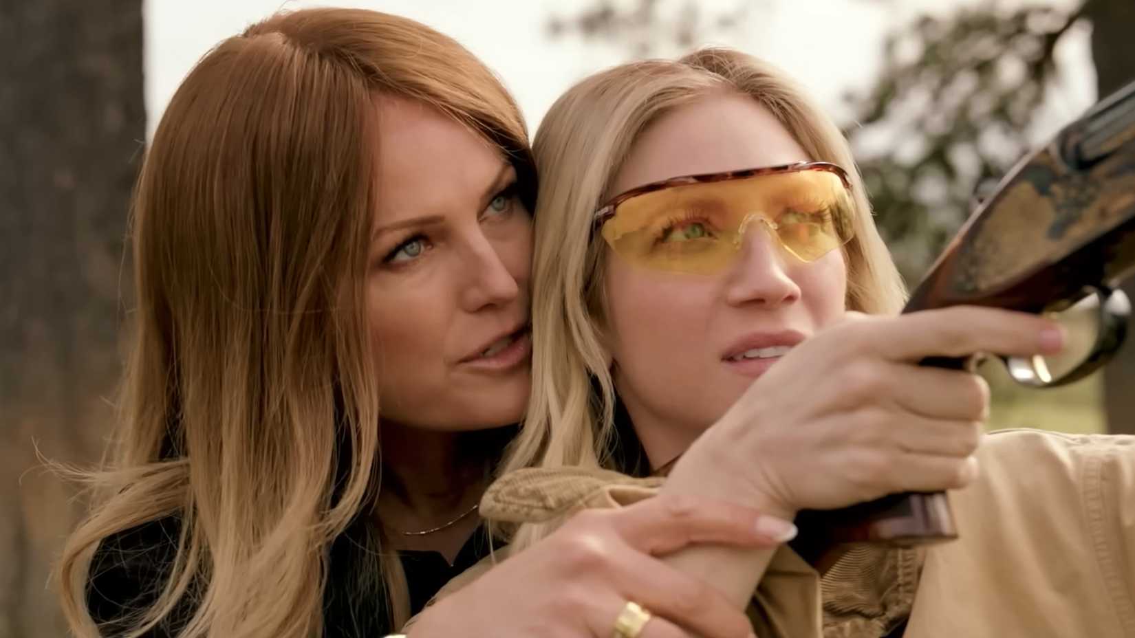 Brittany Snow e Malin Akerman em The Hunting Wives.