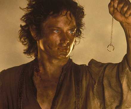 11 Fantasy Book Series Better Than Game Of Thrones 4 A dirty and exhausted Frodo holding the One Ring on a chain in front of him in The Lord of the Rings: The Return of the King.