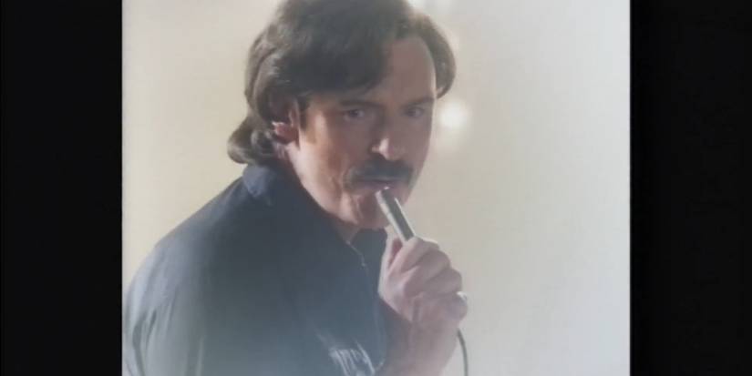 Julian Barratt as Richard Thorncroft singing in the music video for 
