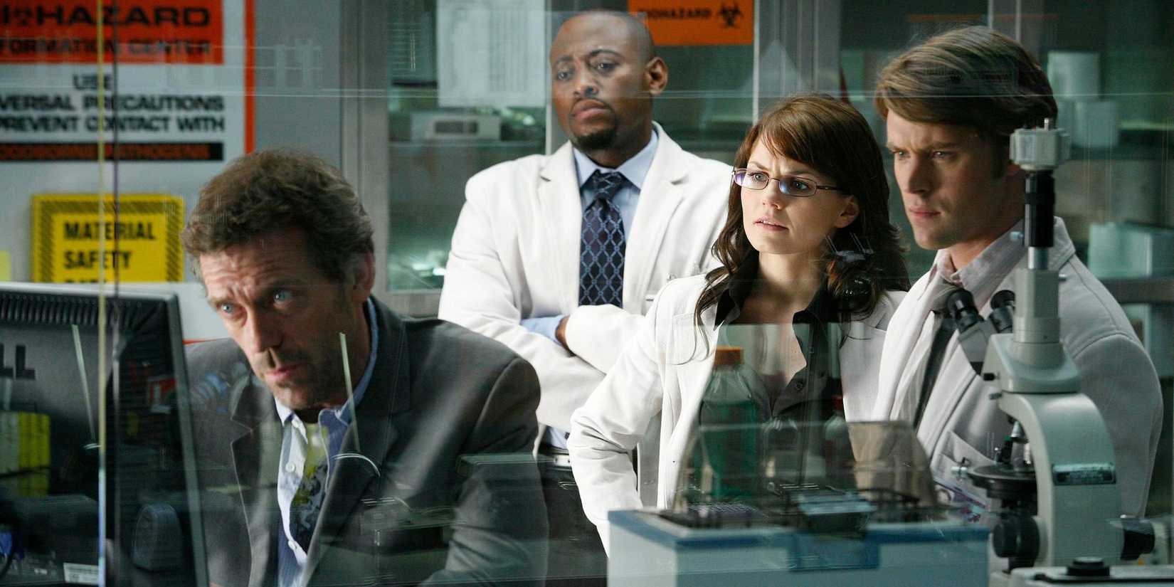 House examinando uma tela com Foreman, Cameron e Chase ao fundo