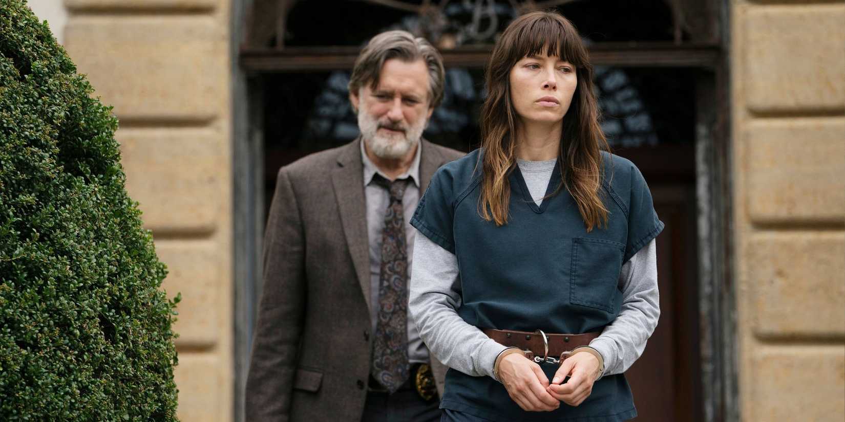 Harry Ambrose atrás de Cora algemada em The Sinner.