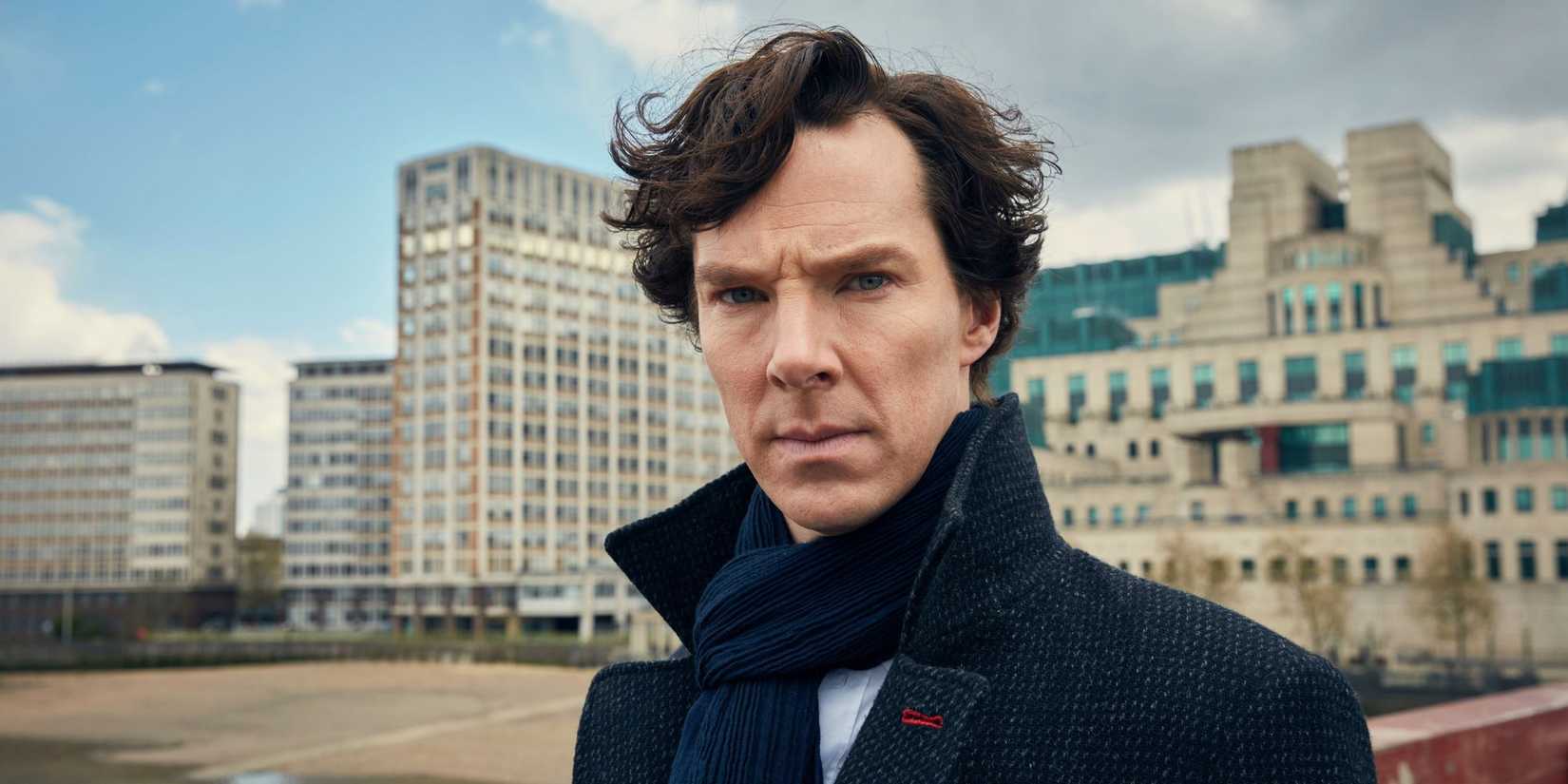Benedict Cumberbatch como Sherlock Holmes, franzindo a testa com Londres ao fundo.