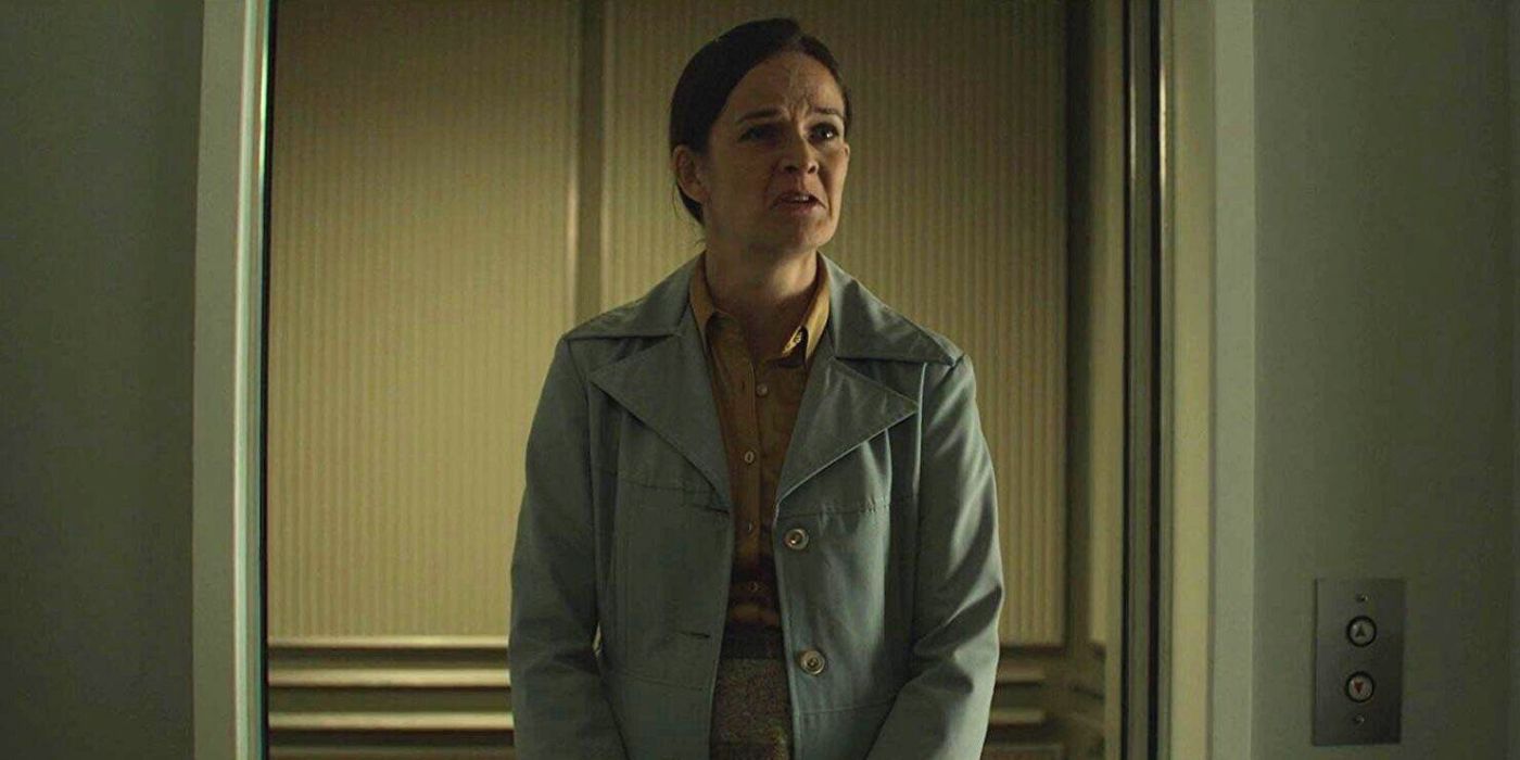 Principal Wade de Mindhunter interagindo com alunos
