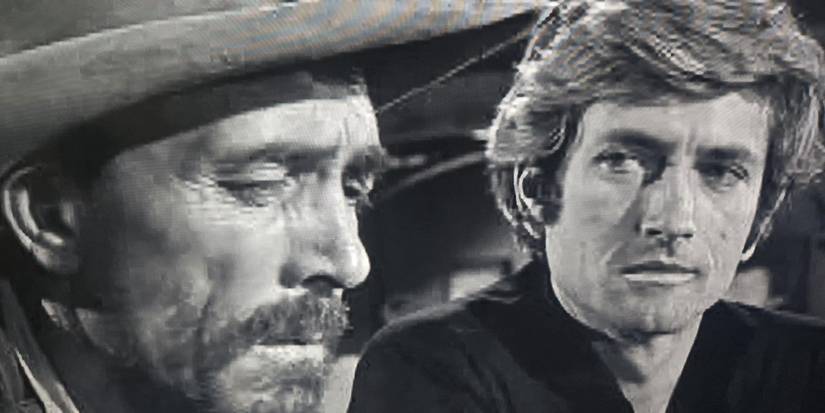 Mace Gore olhando para outro personagem em Gunsmoke