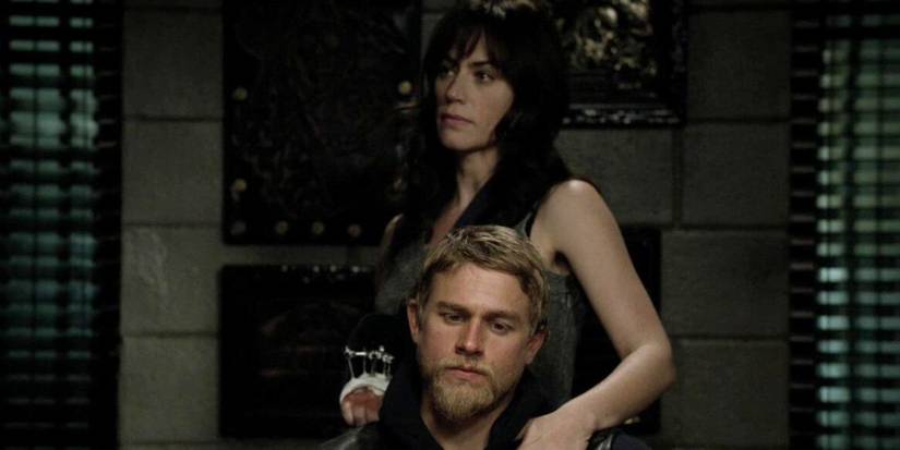 Tara standing behind Jax, with her hand injury visible