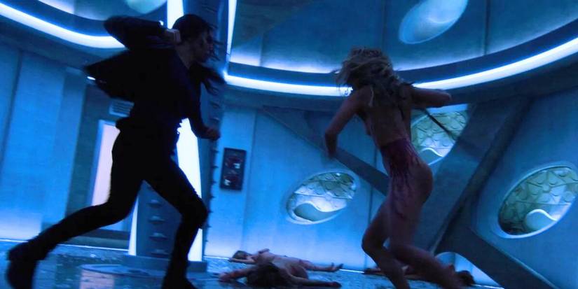 Rei e Kristin em confronto em Altered Carbon