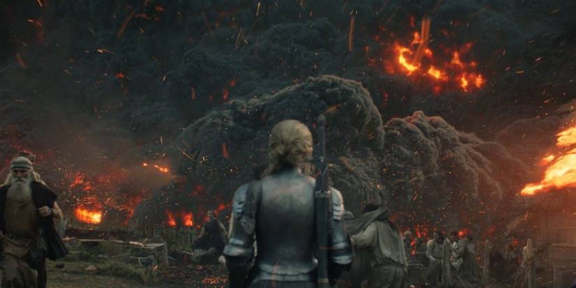 Personagem em armadura observando montanha em erupção em O Senhor dos Anéis