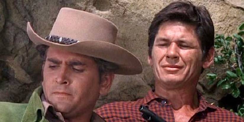 Little Joe e Harry Starr prestes a lutar em Bonanza