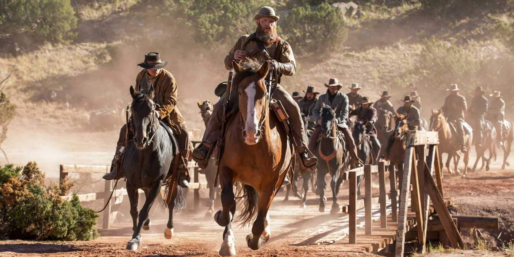 Foras da lei a cavalo na série Godless.