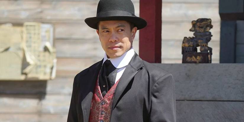 Chang olhando para o lado com uma sobrancelha erguida em Hell on Wheels