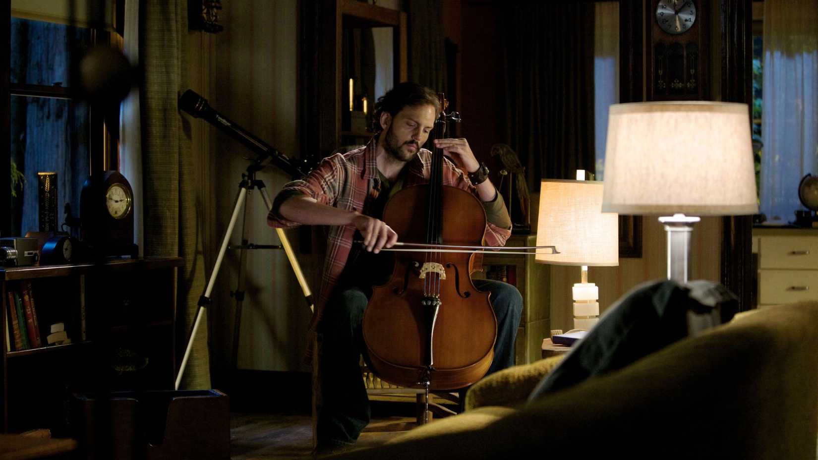 Monroe tocando violoncelo em Grimm