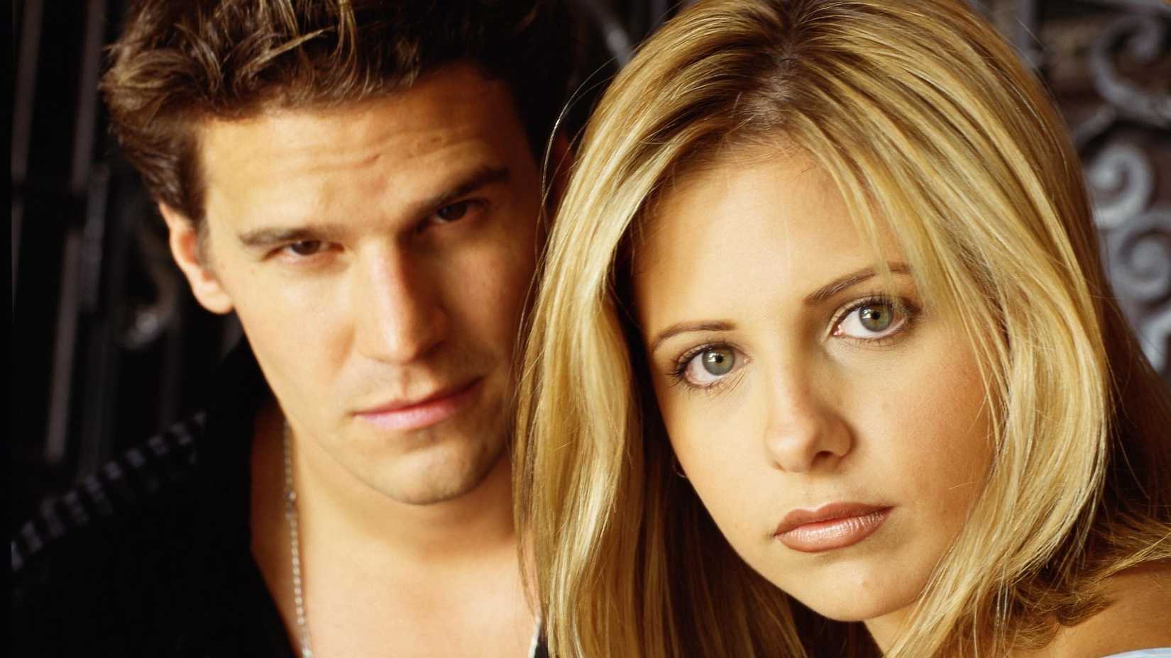 Buffy and Angel in close-up in a Buffy the Vampire Slayer promo