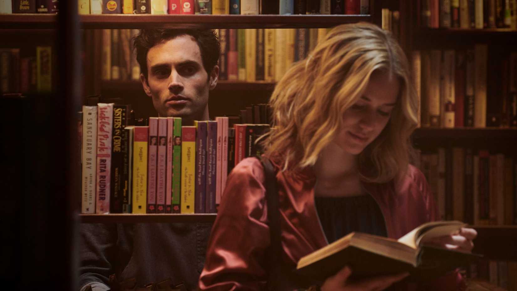 Joe Goldberg observando Guinevere Beck em You