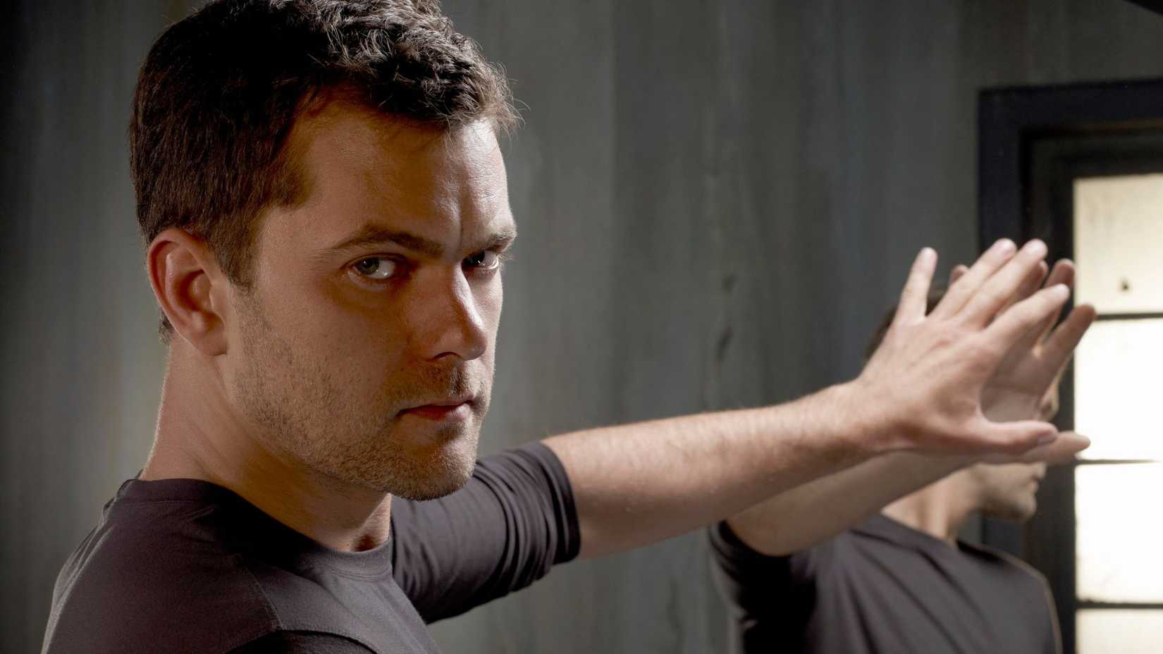 Joshua Jackson tocando um espelho em Fringe