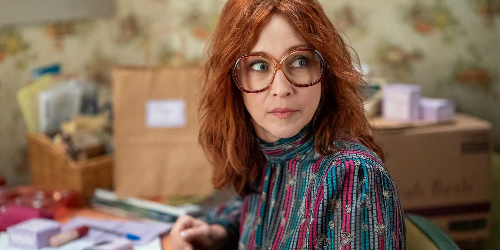 Vera Farmiga como Barb em Boots.