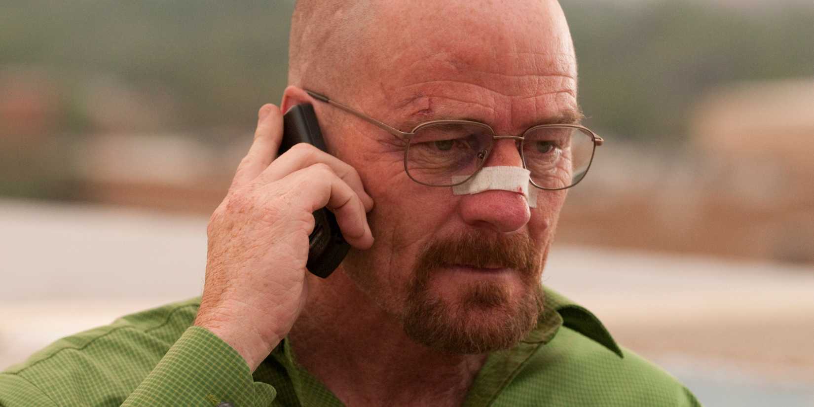 Walter White (Bryan Cranston) ao telefone em Breaking Bad