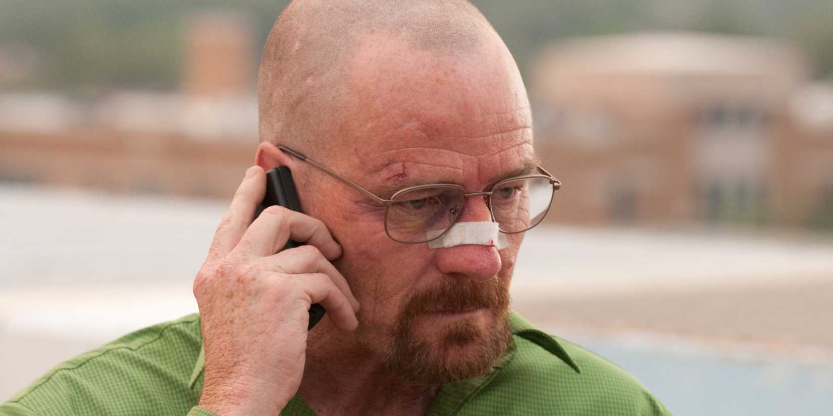 Walter White usando um celular em Breaking Bad
