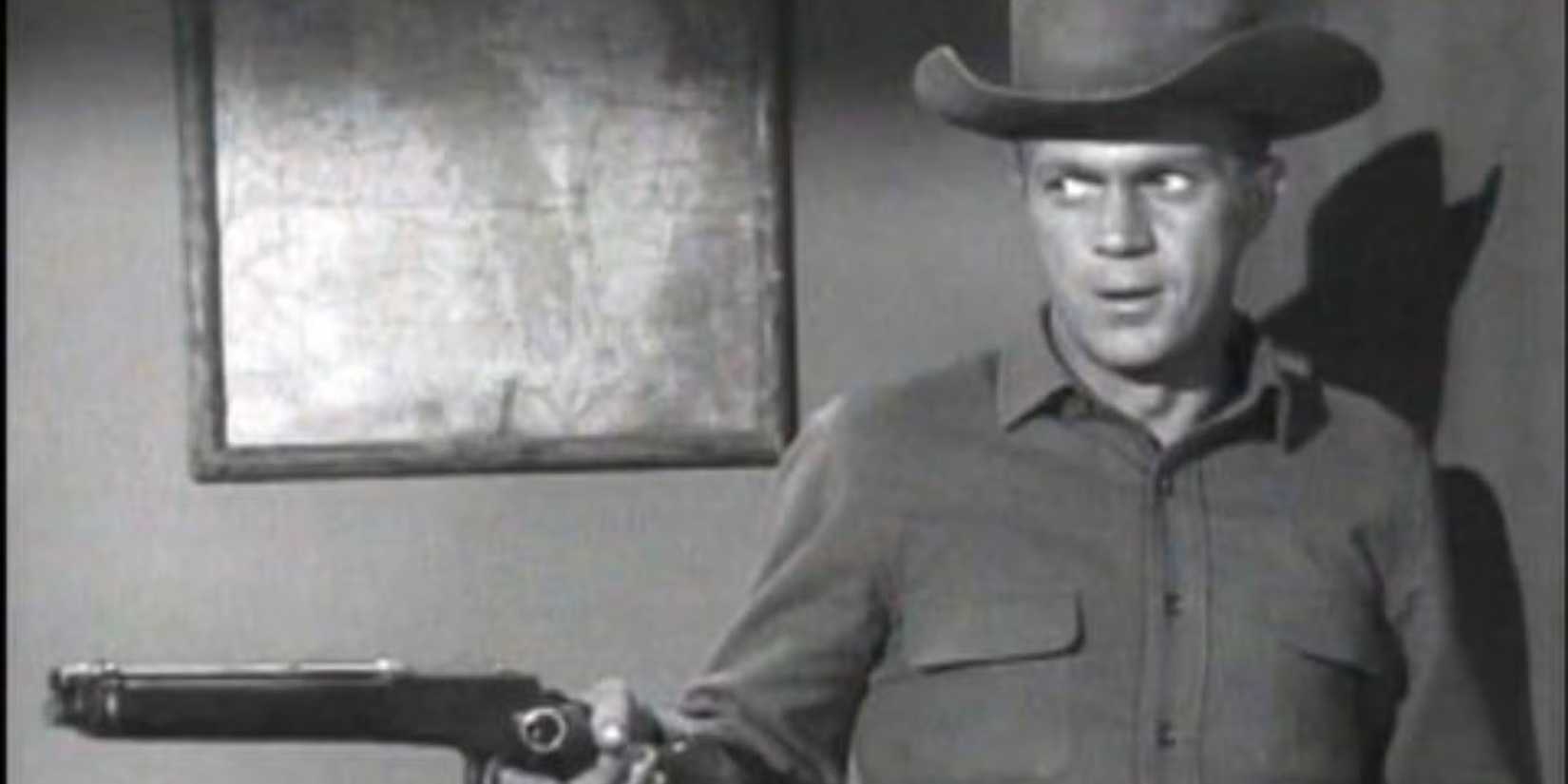 Steve McQueen as Josh Randall pointing a rifle in Wanted Dead or Alive