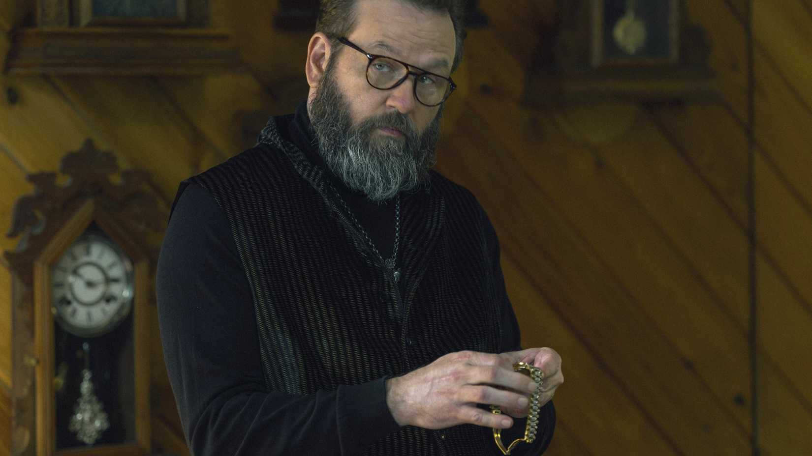 Dallas Roberts como Dexter Deacon segurando um relógio em Tulsa King temporada 3